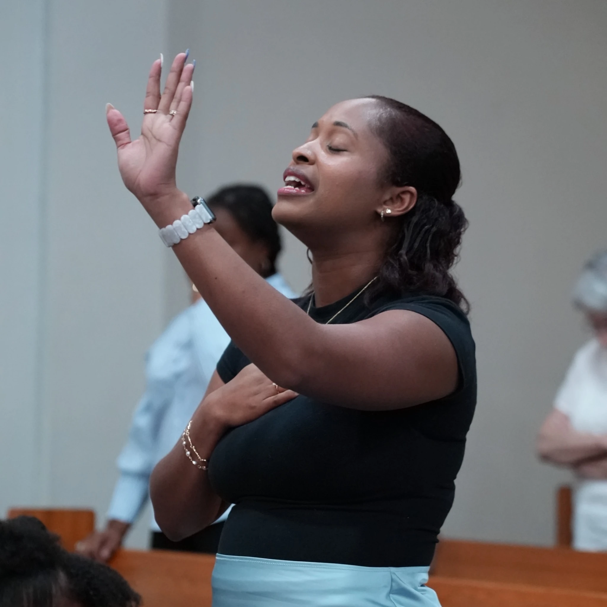 Spirit-filled worship at Iglesia Casa de Oración