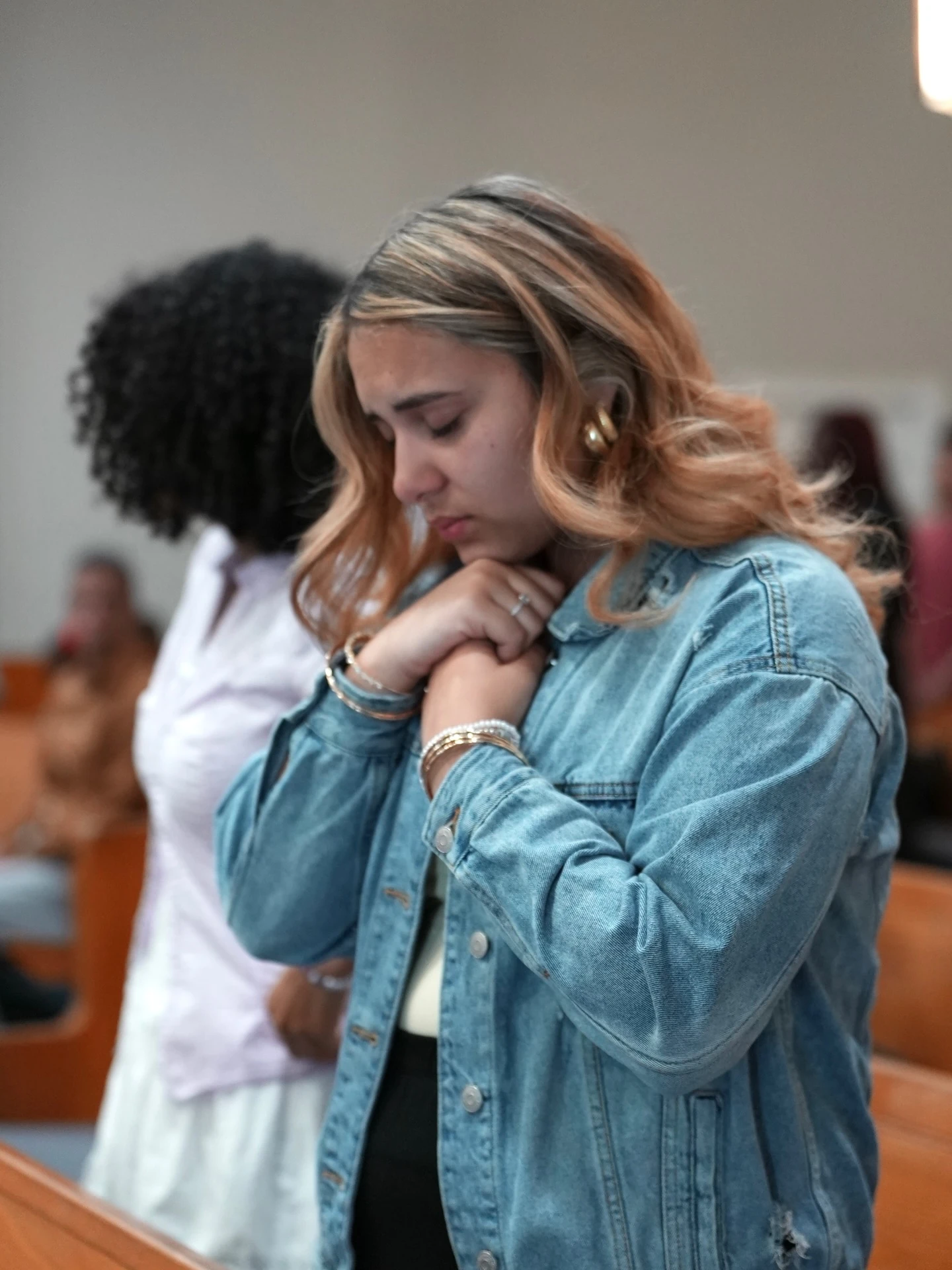 A quiet prayer moment at Iglesia Casa de Oración