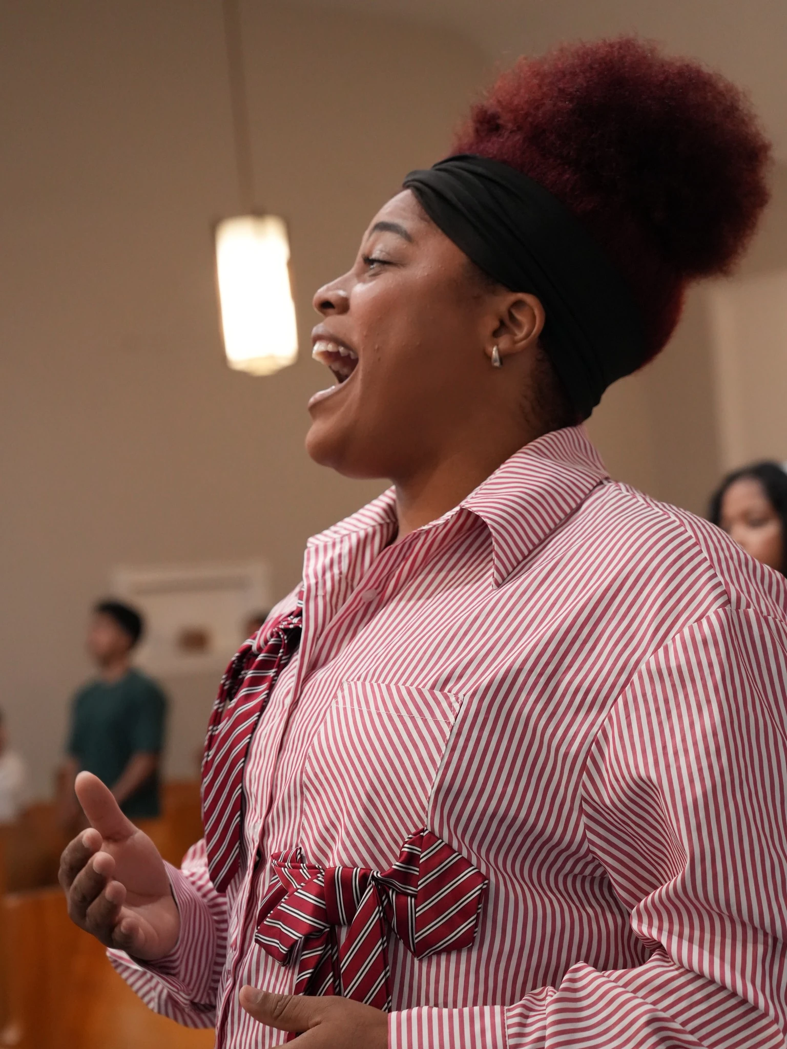 Congregational worship at Iglesia Casa de Oración